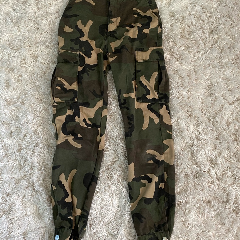 High-waisted camo cargo pants!
